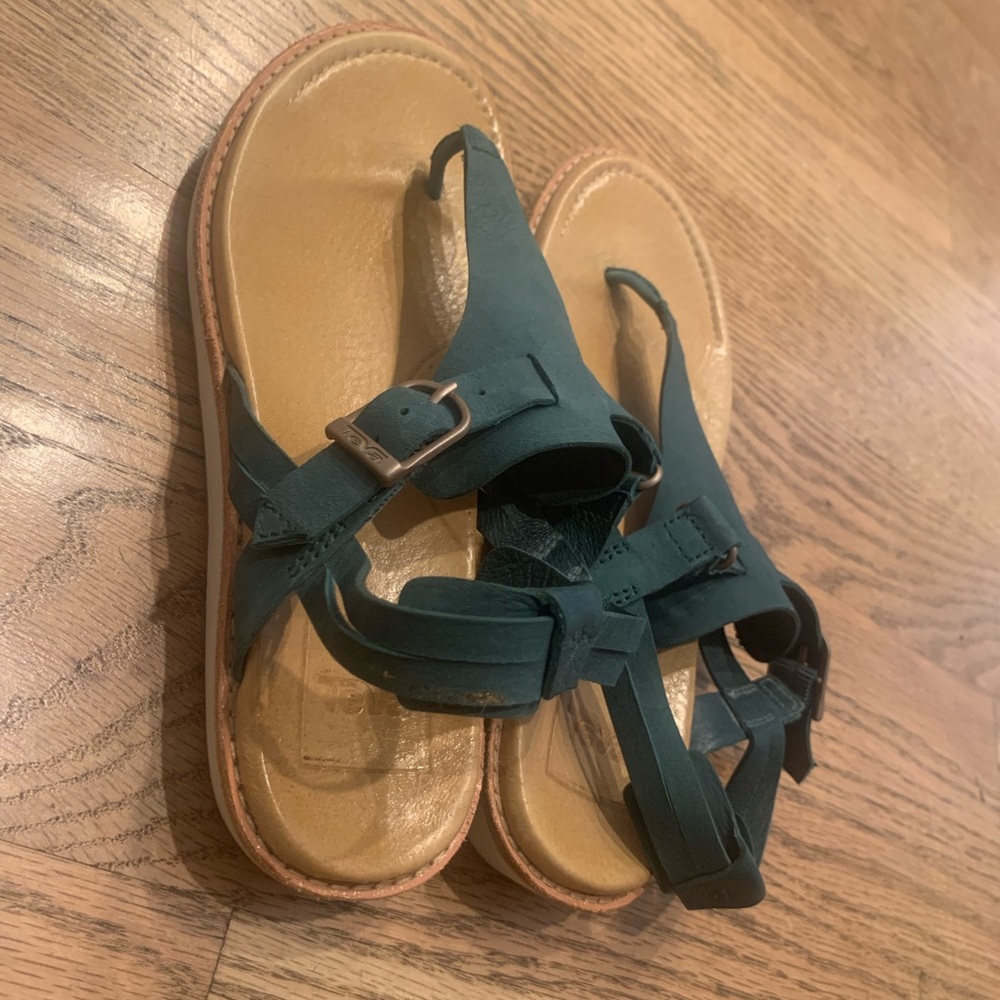 CUTE Teva Sandals with Green Straps💚
